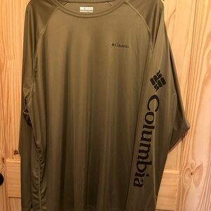 Columbia Omni Shade olive green nwot 4xt